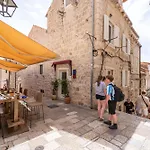 Perfect Old Town Location Two Bedroom House - L & M Apartment