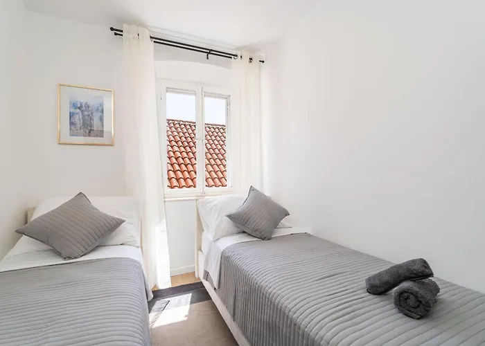 Perfect Old Town Location Two Bedroom House - L & M Apartment